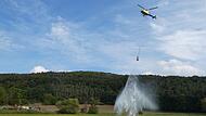 Punktgenau traf der Pilot des Hubschraubers einen markierten Bereich auf einer Wiese bei Sulzbach.
