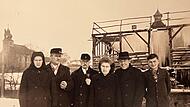 Auch in Marktleugast eine Attraktion: das Eisgerüst zur Bierkühlung. Davor hat sich bald nach dem Krieg eine Familie aus Pilisszentiván aufgestellt, die in der Gaststätte Fleischmann untergebracht war. Auf dem Bild zu sehen sind (von links) Theres...