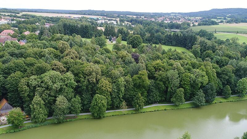 Der Schlosspark, der an den Schlossweiher angrenzt, wird wieder zugänglich gemacht.