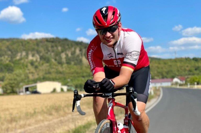 Pascal K&uuml;hne aus Ebenhausen hat sich &uuml;ber ein Jahr auf das Rennen vorbereitet und bereits 9500 Trainingskilometer gefahren.