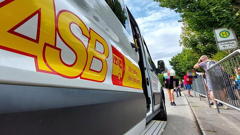 ASB-Busse stehen bald keine mehr vor der Pestalozzischule in Forchheim – nach 30 Jahren hat sich das Landratsamt für einen neuen Fahrdienst entschieden. Das gefällt nicht allen.Forchheim & Fränkische Schweiz ASB-Busse stehen bald keine mehr vor der Pestalozzischule in Forchheim – nach 30 Jahren hat sich das Landratsamt für einen neuen Fahrdienst entschieden. Das gefällt nicht allen.Forchheim & Fränkische Schweiz