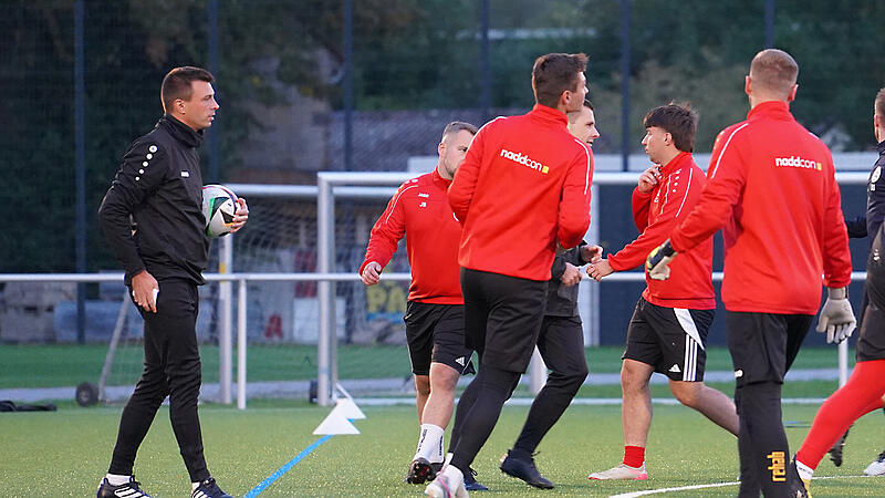 FCL-Trainer Stefan Dietz (links) w&auml;hrend einer Trainingseinheit in der vergangenen Woche.