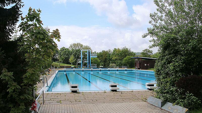 Das Freibad in Ebern: Es sollte in zwei Bauabschnitten saniert werden, aber schon jetzt zeichnet sich ab, dass die Stadt das nicht stemmen kann.