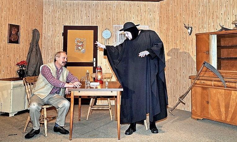 Die Tettauer sind für professionelle Inszenierungen bekannt. Bernd Heinz (li.) spielte im gleichnamigen Stück den Brandner Kasper, Benjamin Baier (re.) den „Boandlgramer“. Die Tettauer sind für professionelle Inszenierungen bekannt. Bernd Heinz (li.) spielte im gleichnamigen Stück den Brandner Kasper, Benjamin Baier (re.) den „Boandlgramer“.