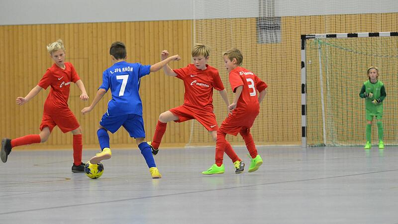 Gemeinsam verteidigen die U13-Kicker des FC Fuchsstadt hier gegen den Spieler von der JFG Rhön. Mit Erfolg, denn der FCF gewann das Spiel mit 1:0. Gemeinsam verteidigen die U13-Kicker des FC Fuchsstadt hier gegen den Spieler von der JFG Rhön. Mit Erfolg, denn der FCF gewann das Spiel mit 1:0.