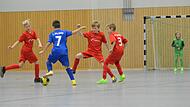 Gemeinsam verteidigen die U13-Kicker des FC Fuchsstadt hier gegen den Spieler von der JFG Rh&ouml;n. Mit Erfolg, denn der FCF gewann das Spiel mit 1:0.