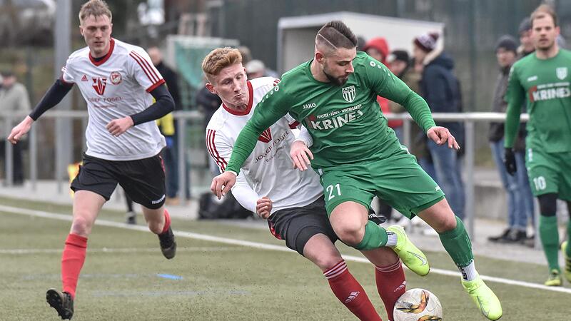 Kevin Steinmann (rechts) beackerte seit 2016 die linke Außenbahn für den FC Sand. Nun zieht es den 24-Jährigen zu einem Bayernliga-Konkurrenten.