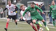 Kevin Steinmann (rechts) beackerte seit 2016 die linke Außenbahn für den FC Sand. Nun zieht es den 24-Jährigen zu einem Bayernliga-Konkurrenten.