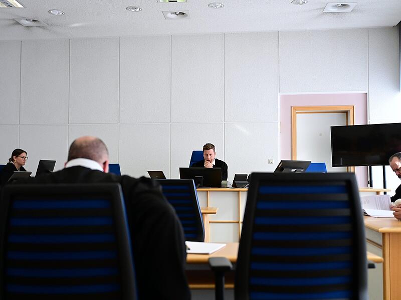 Strafrichter Johannes Obenauf kurz vor Prozessbeginn; rechts Strafverteidiger Christian Barthelmes aus Bamberg