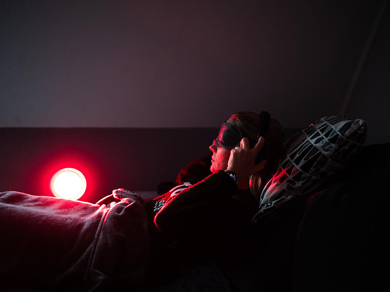 Alles strengt an und sie fühlt sich ohne Energie. Für Carina S. aus dem Raum Bamberg beginnt der Tag meistens auf der Couch, mit heruntergelassenen Rollos, einer Augenbinde und einer Infrarot-Lampe. Alles strengt an und sie fühlt sich ohne Energie. Für Carina S. aus dem Raum Bamberg beginnt der Tag meistens auf der Couch, mit heruntergelassenen Rollos, einer Augenbinde und einer Infrarot-Lampe.