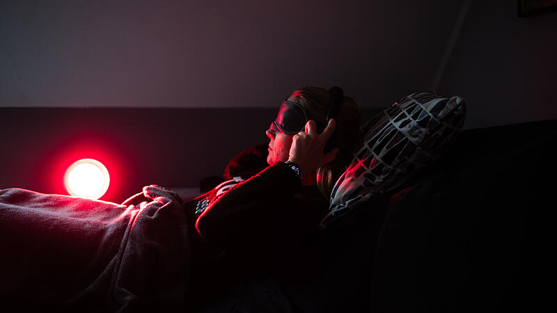 Alles strengt an und sie fühlt sich ohne Energie. Für Carina S. aus dem Raum Bamberg beginnt der Tag meistens auf der Couch, mit heruntergelassenen Rollos, einer Augenbinde und einer Infrarot-Lampe. Alles strengt an und sie fühlt sich ohne Energie. Für Carina S. aus dem Raum Bamberg beginnt der Tag meistens auf der Couch, mit heruntergelassenen Rollos, einer Augenbinde und einer Infrarot-Lampe.