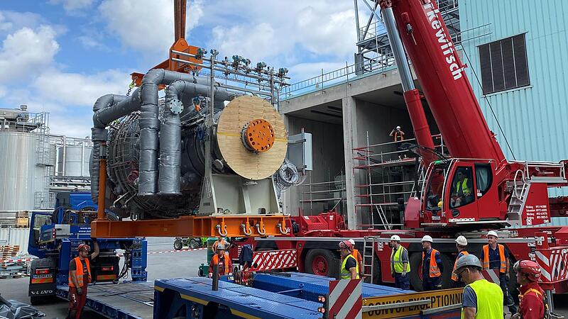 Maßarbeit mit 42 Tonnen Gewicht: Die Turbine wird abgeladen. Maßarbeit mit 42 Tonnen Gewicht: Die Turbine wird abgeladen.