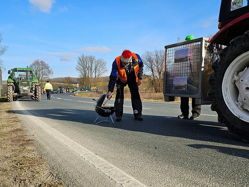 An der Autobahnauffahrt A7 bei Helmstadt haben die Landwirte die Autobahn blockiert und grillten auf dem Fahrbahnstreifen An der Autobahnauffahrt A7 bei Helmstadt haben die Landwirte die Autobahn blockiert und grillten auf dem Fahrbahnstreifen