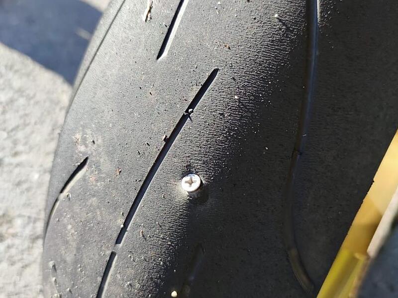 Eine Schraube steckt im Reifen von Bikerin Tina Meinke. Eine Schraube steckt im Reifen von Bikerin Tina Meinke.