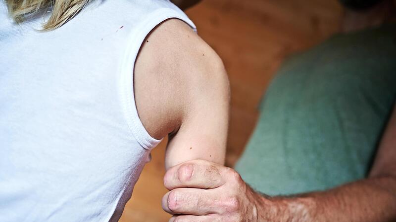 Vor dem Schöffengericht musste sich ein Mann wegen des sexuellen Missbrauchs eines damals 15-Jährigen verantworten. Vor dem Schöffengericht musste sich ein Mann wegen des sexuellen Missbrauchs eines damals 15-Jährigen verantworten.