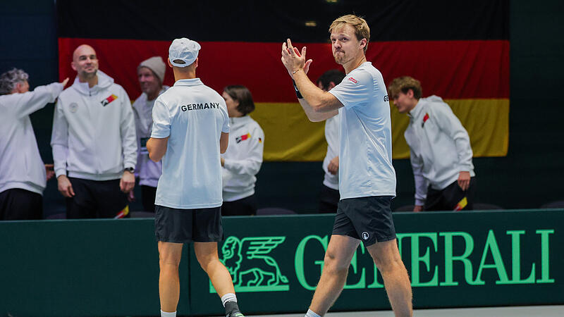 Kevin Krawietz (rechts) und Tim P&uuml;tz feiern in D&uuml;sseldorf ihren Sieg gegen das Team aus Peru.