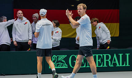 Kevin Krawietz (rechts) und Tim P&uuml;tz feiern in D&uuml;sseldorf ihren Sieg gegen das Team aus Peru.