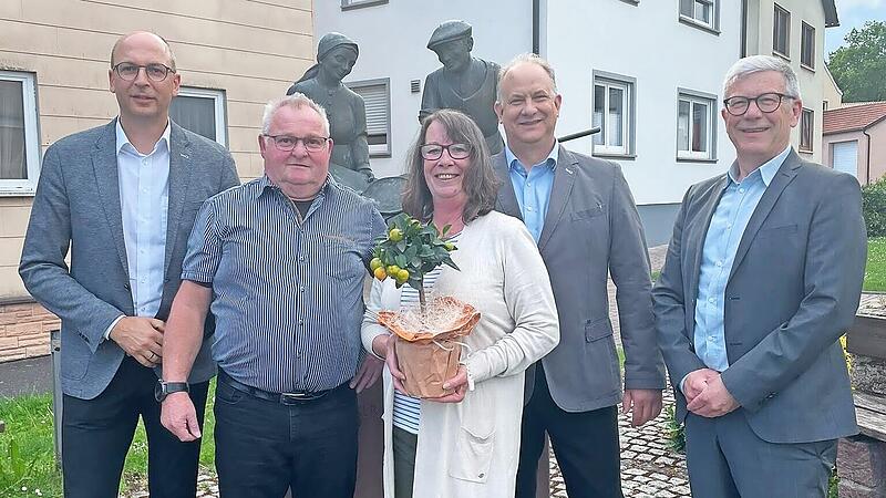 Das Bild zeigt (von links) Vorstand Rainer Geis, Hilmar Thoma, Ehefrau Elke Thoma, Abteilungsleiter Matthias Wehner und Vorstand Jürgen Klubertanz. Das Bild zeigt (von links) Vorstand Rainer Geis, Hilmar Thoma, Ehefrau Elke Thoma, Abteilungsleiter Matthias Wehner und Vorstand Jürgen Klubertanz.