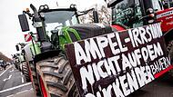Landwirte nehmen mit Traktoren  an einer Demonstration des Deutschen Bauernverbandes unter dem Motto „Zu viel ist zu viel! Jetzt ist Schluss!“ teil. Anlass sind die Pläne der Bundesregierung, Agrardiesel und Kfz-Steuerbefreiung für die Land- und F...