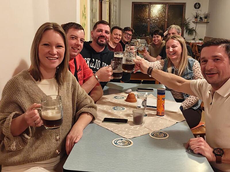 Partystimmung in der Priesendorfer Brauerei Schr&uuml;fer: Matthias Krapp verteidigt das Amt des B&uuml;rgermeisters und setzt sich gegen den Konkurrenten Volker durch.