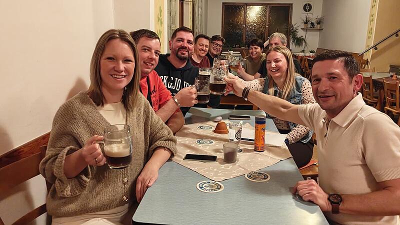 Partystimmung in der Priesendorfer Brauerei Schr&uuml;fer: Matthias Krapp verteidigt das Amt des B&uuml;rgermeisters und setzt sich gegen den Konkurrenten Volker durch.