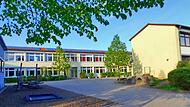 Das Schulgeb&auml;ude Oerlenbach. Hier soll k&uuml;nftig der gesetzliche Anspruch auf Ganztagsbetreuung umgesetzt werden. Zus&auml;tzliche R&auml;ume wurden f&uuml;r die Kinder ausgewiesen, schon in den Ferien dient die offene Ganztagesschule als zentraler Betreuungsort f...