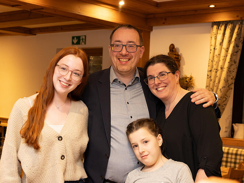 Martin Walz ist neuer B&uuml;rgermeister von Neunkirchen am Brand. Hier am Wahlabend mit Tochter Julia Walz (links), Tochter Anika Walz und  Ehefrau Kerstin Walz (rechts). Tochter Jana Walz hat im Skilager mitgefiebert.