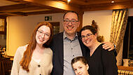 Martin Walz ist neuer B&uuml;rgermeister von Neunkirchen am Brand. Hier am Wahlabend mit Tochter Julia Walz (links), Tochter Anika Walz und  Ehefrau Kerstin Walz (rechts). Tochter Jana Walz hat im Skilager mitgefiebert.