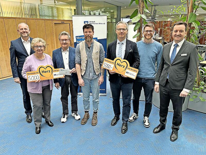 Spenden&uuml;bergabe in Kulmbach (von links): Vorstand Frank Kaiser; Projektleiter Herta und Gerhard Burkert-Mazur von 1000 Herzen f&uuml;r Kronach; Bereichsleiter Kevin Lamour, Gesch&auml;ftsf&uuml;hrer J&uuml;rgen Dippold und Bereichsleiter Leonard von Derweth von der ...