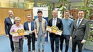 Spenden&uuml;bergabe in Kulmbach (von links): Vorstand Frank Kaiser; Projektleiter Herta und Gerhard Burkert-Mazur von 1000 Herzen f&uuml;r Kronach; Bereichsleiter Kevin Lamour, Gesch&auml;ftsf&uuml;hrer J&uuml;rgen Dippold und Bereichsleiter Leonard von Derweth von der ...