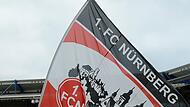 Ist bei jedem Heimspiel immer dabei: Die Fahne des FCN-Fanclubs "Die Gl&auml;ubigen" G&ouml;&szlig;weinstein.