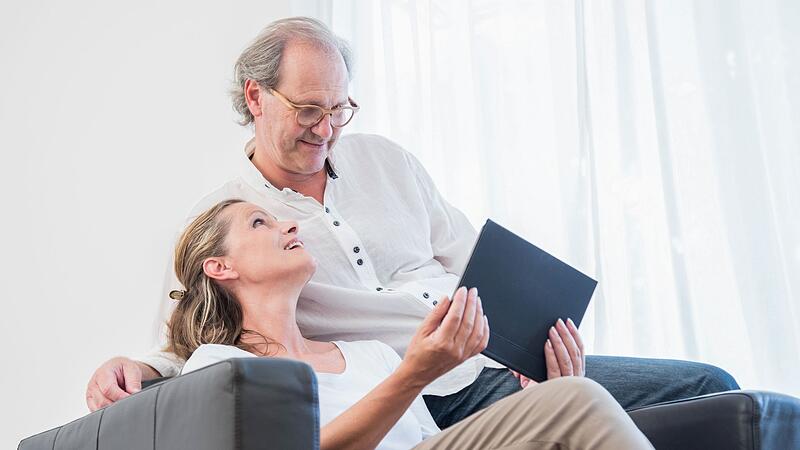 Ein Ehepaar blickt gemeinsam auf ein Tablet