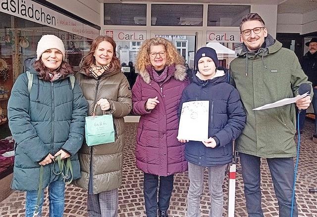 Unser Bild zeigt (von links) Katja Dittmayer, Heike Greenberg-Kremser, Dr. Karin Ott, Fiete Ankenbrand (für die Mittelschule 6a) und Bürgermeister Jan Marberg. Unser Bild zeigt (von links) Katja Dittmayer, Heike Greenberg-Kremser, Dr. Karin Ott, Fiete Ankenbrand (für die Mittelschule 6a) und Bürgermeister Jan Marberg.