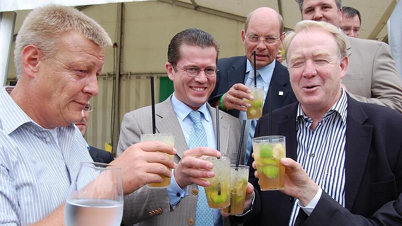 Beim Samba-Festival 2009 stieß Karl-Theodor zu Guttenberg (Zweiter von links) mit Coburgs damaligen OB Norbert Kastner, dem damaligen Bürgermeister Hans-Heinrich Ulmann sowie dem damaligen CSU-Bundestagsabgeordneten Hans Michelbach an – aber was b... Beim Samba-Festival 2009 stieß Karl-Theodor zu Guttenberg (Zweiter von links) mit Coburgs damaligen OB Norbert Kastner, dem damaligen Bürgermeister Hans-Heinrich Ulmann sowie dem damaligen CSU-Bundestagsabgeordneten Hans Michelbach an – aber was b...