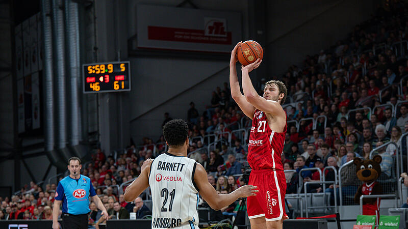 Wenn Moritz Krimmer (am Ball) bis September wieder fit wird, trifft er wie hier im April mit seinen Bamberg Baskets auf die Towers Hamburg - dann im BBL-Pokal.