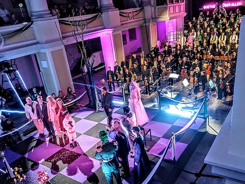&bdquo;Fausts Verdammnis&ldquo;: Reichlich Applaus gab es nach der gelungenen Premiere f&uuml;r das riesige Aufgebot an Mitwirkenden in der Coburger Morizkirche.