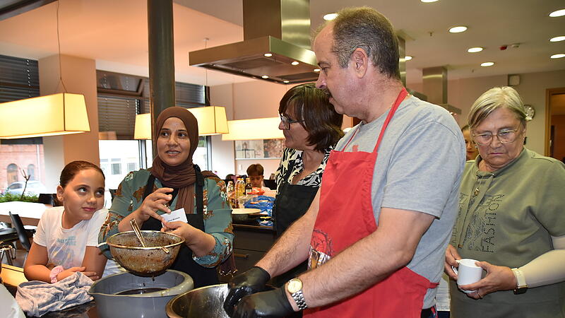 Sanaa Mustafa erkl&auml;rt Wissenswertes zur Tamarinde.