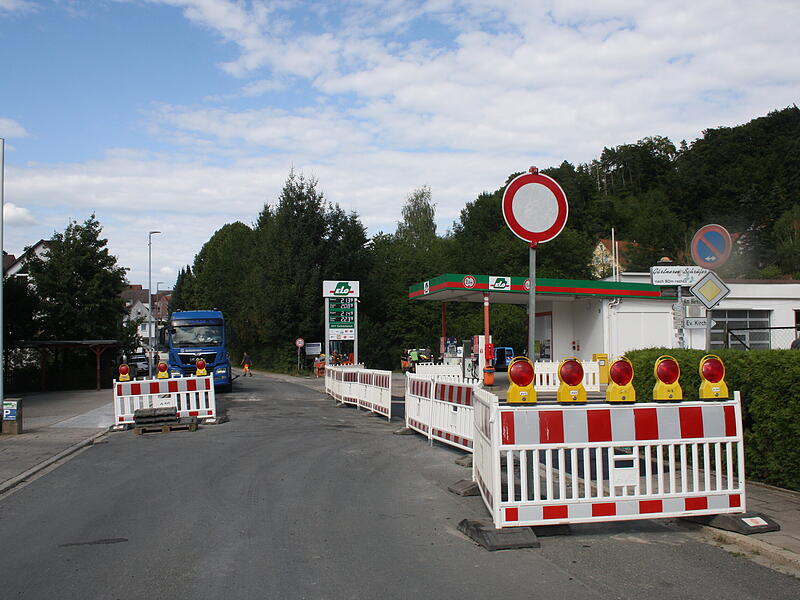 Blick von der Elo-Tankstelle in Gößweinstein in die noch gesperrte Pezoldoldtraße, die ab Freitag wegen des Genussmarkts wieder offen ist.Forchheim & Fränkische Schweiz Blick von der Elo-Tankstelle in Gößweinstein in die noch gesperrte Pezoldoldtraße, die ab Freitag wegen des Genussmarkts wieder offen ist.