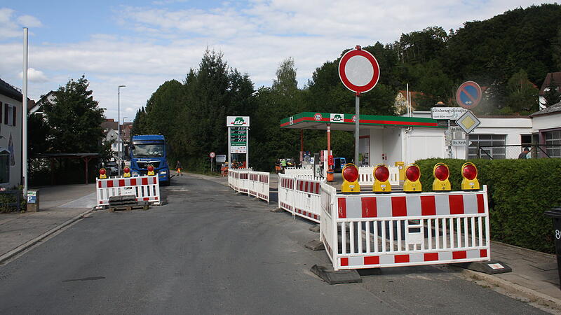 Blick von der Elo-Tankstelle in G&ouml;&szlig;weinstein in die noch gesperrte Pezoldoldtra&szlig;e, die ab Freitag wegen des Genussmarkts wieder offen ist.