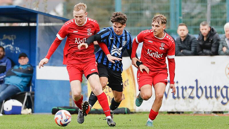 Eingekeilt: Der H&ouml;chberger Dennis Deppner (Mitte) wird von den Lohrern Jens Kirchge&szlig;ner (links) und Florian Erlenbach (rechts) bearbeitet.