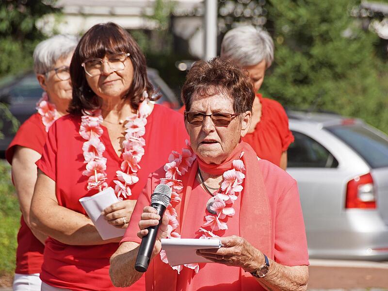 Mit 84 Jahren ist Betty Wurm (vorne) nach wie vor aktiv im Tanzkreis, der heute von Andrea Christel (links) geleitet wird.