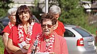 Mit 84 Jahren ist Betty Wurm (vorne) nach wie vor aktiv im Tanzkreis, der heute von Andrea Christel (links) geleitet wird.