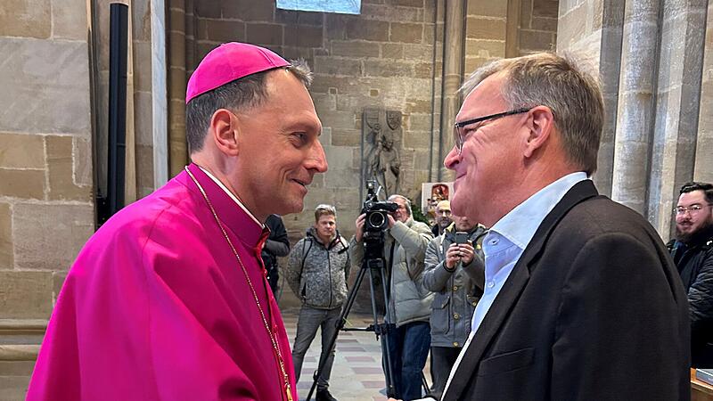 Oberb&uuml;rgermeister Andreas Starke gratuliert Herwig G&ouml;ssl im Dom zu seinem neuen Amt als Erzbischof von Bamberg