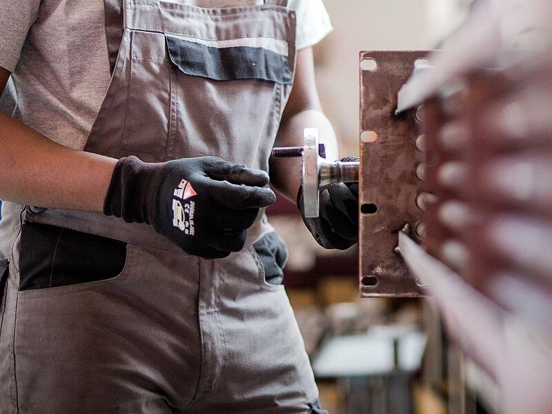 Handwerk Mittelfranken Ein Handwerker arbeitet an einer Maschine. Mehr als 22.000 Handwerksbetriebe gibt es laut den Zahlen der Handwerkskammer Mittelfranken in der Region. (Symbolbild)