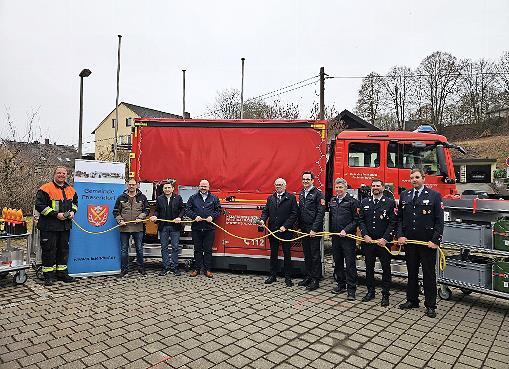Die Priesendorfer Feuerwehrleute holten die neuen Ger&auml;te mit dem Lkw in W&uuml;rzburg ab. Hier die &Uuml;bernahme durch MdL Holger Dremel, Landrat Johann Kalb und andere.