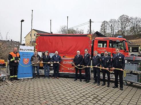 Die Priesendorfer Feuerwehrleute holten die neuen Ger&auml;te mit dem Lkw in W&uuml;rzburg ab. Hier die &Uuml;bernahme durch MdL Holger Dremel, Landrat Johann Kalb und andere.