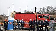 Die Priesendorfer Feuerwehrleute holten die neuen Ger&auml;te mit dem Lkw in W&uuml;rzburg ab. Hier die &Uuml;bernahme durch MdL Holger Dremel, Landrat Johann Kalb und andere.