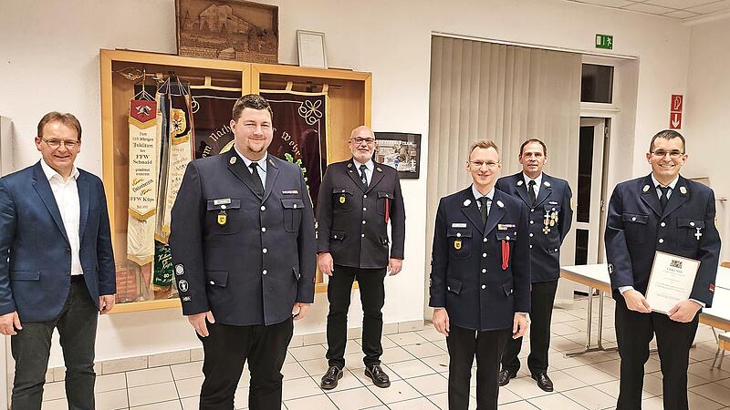 Markus Rieger (3. v. r.) und Felix Boxd&ouml;rfer (2. v. l.) sind die neuen Kommandanten der K&uuml;pser Feuerwehr. Mit im Bild B&uuml;rgermeister Bernd Rebhan (l.), Vorsitzender Peter Weber (3. v. l.), der ausscheidende Kommandant Markus Reischl (2. v. r.) sowie der Geehrte Georg Weinmann