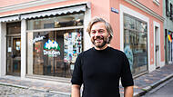 Philipp Meier vor seinem Laden in der Ke&szlig;lerstra&szlig;e. Im September 2026 er&ouml;ffnet das Outdoor-Fachgesch&auml;ft &bdquo;Drau&szlig;en Bamberg" in zentraler Innenstadtlage.
