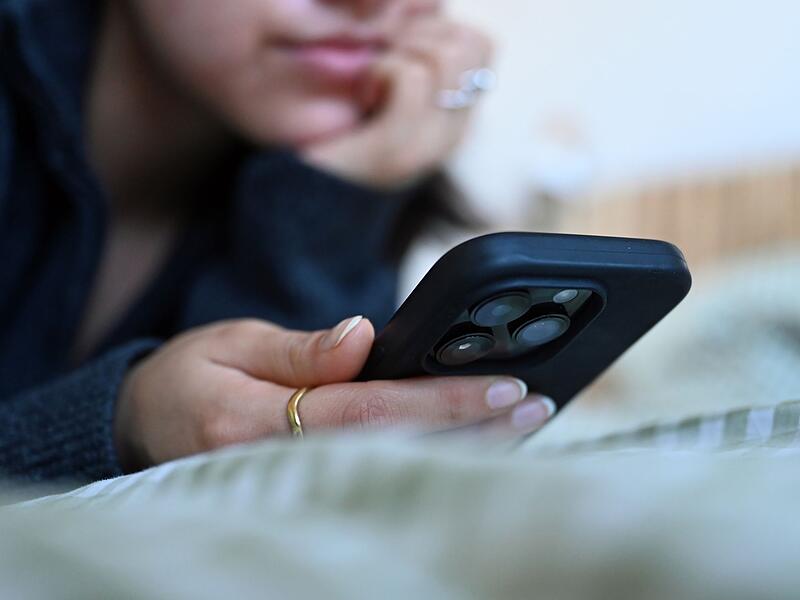 Junge Frau mit Smartphone